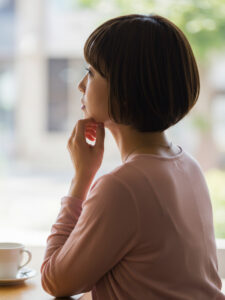 悩む女性